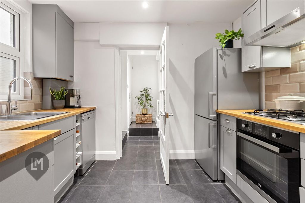 Property photo 3 of 7 Kitchen