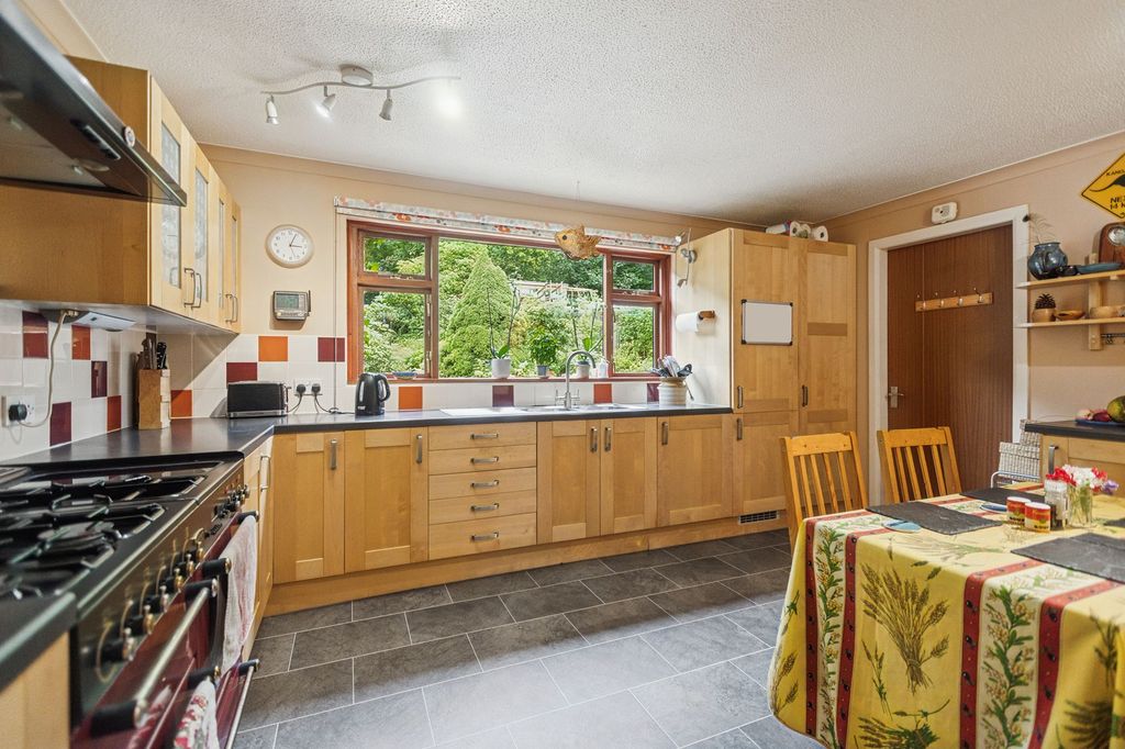Property photo 3 of 27