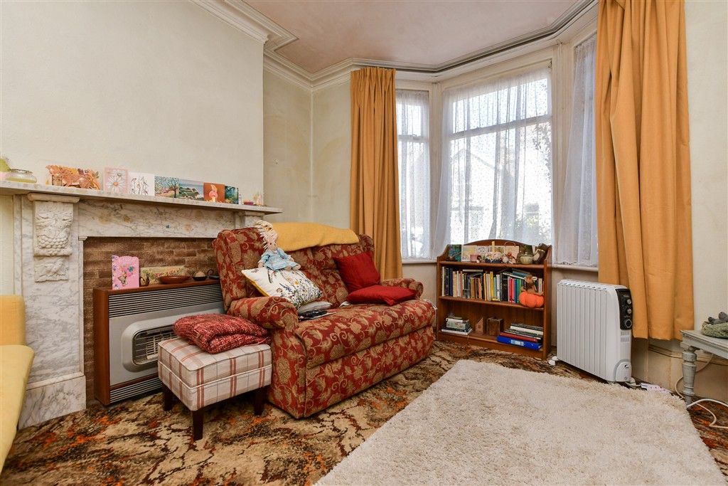 Property photo 2 of 11 Lounge