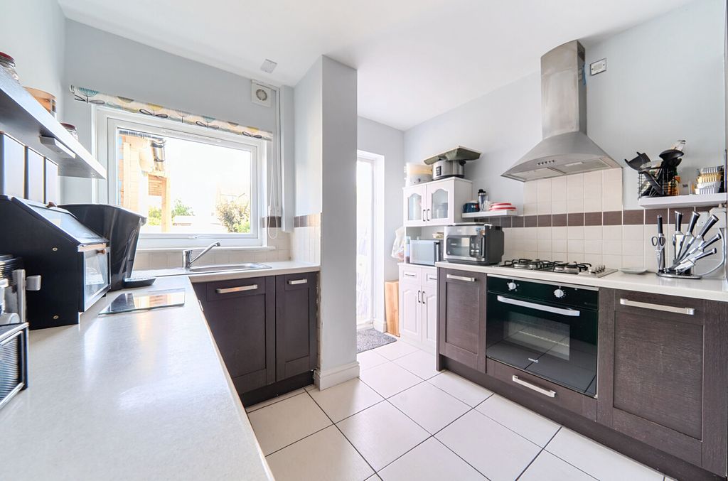 Property photo 3 of 10 1339866-10-689F00...