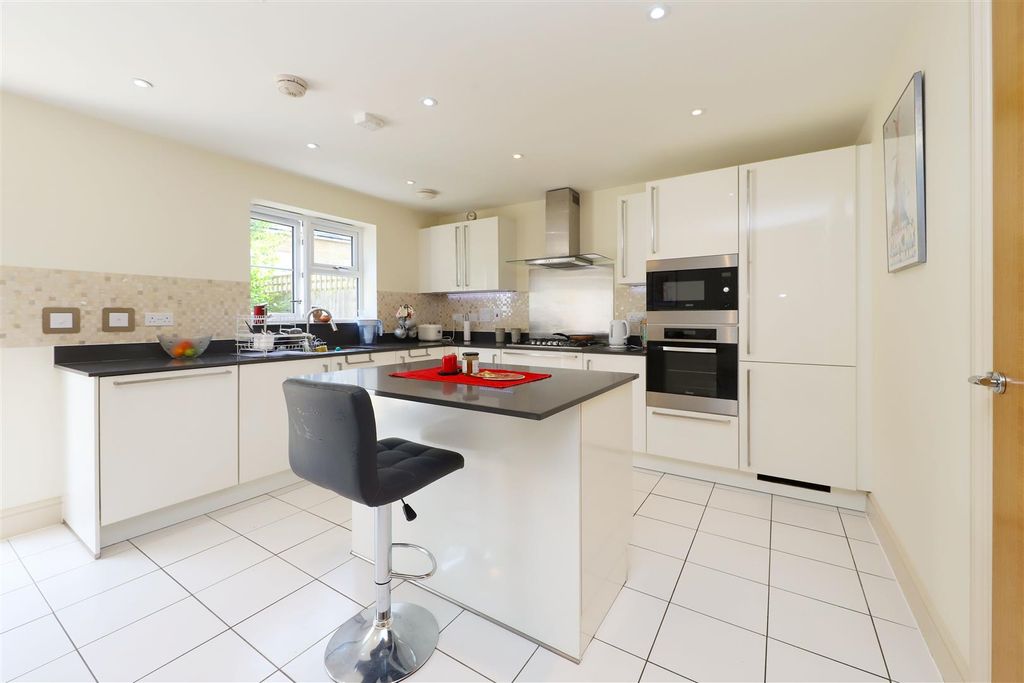 Property photo 3 of 17 Kitchen