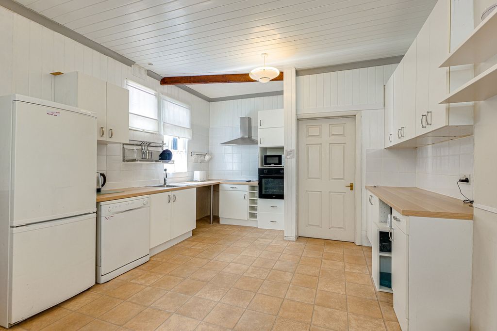 Property photo 3 of 31