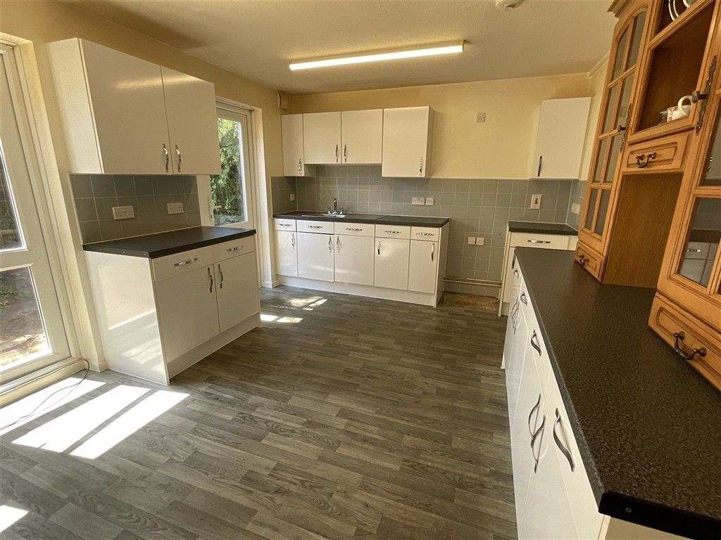 Property photo 3 of 11 Kitchen