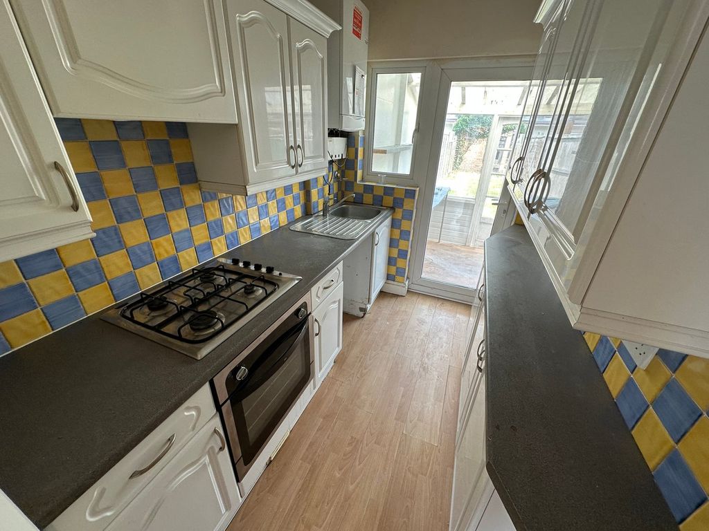 Property photo 3 of 10 Kitchen