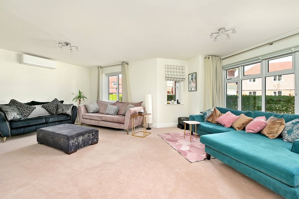 Property photo 2 of 14 Picture No. 12