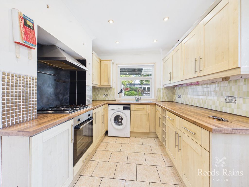 Property photo 3 of 19 Kitchen