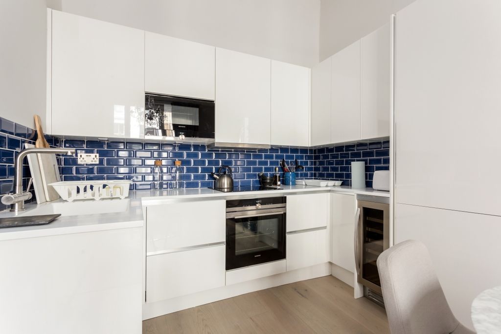 Property photo 3 of 10 Kitchen