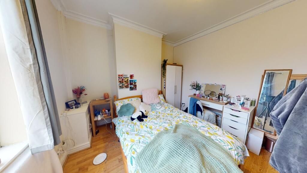 Property photo 2 of 7 A Cozy Single Bedroom Featuring A Comfortable Sing...