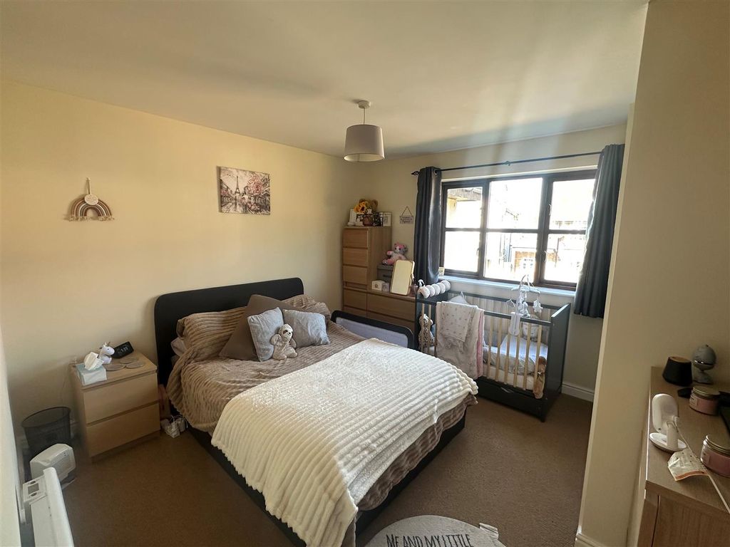 Property photo 2 of 5 Bedroom