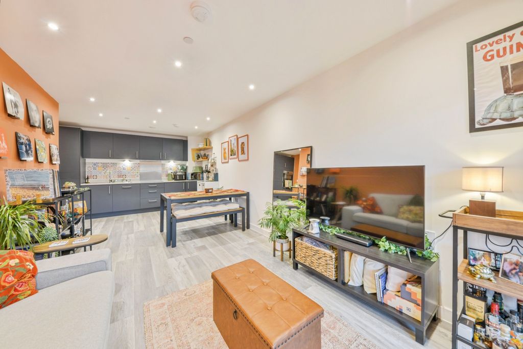 Additional image 16 of 2 bed flat for saleTown Centre, Hatfield AL10