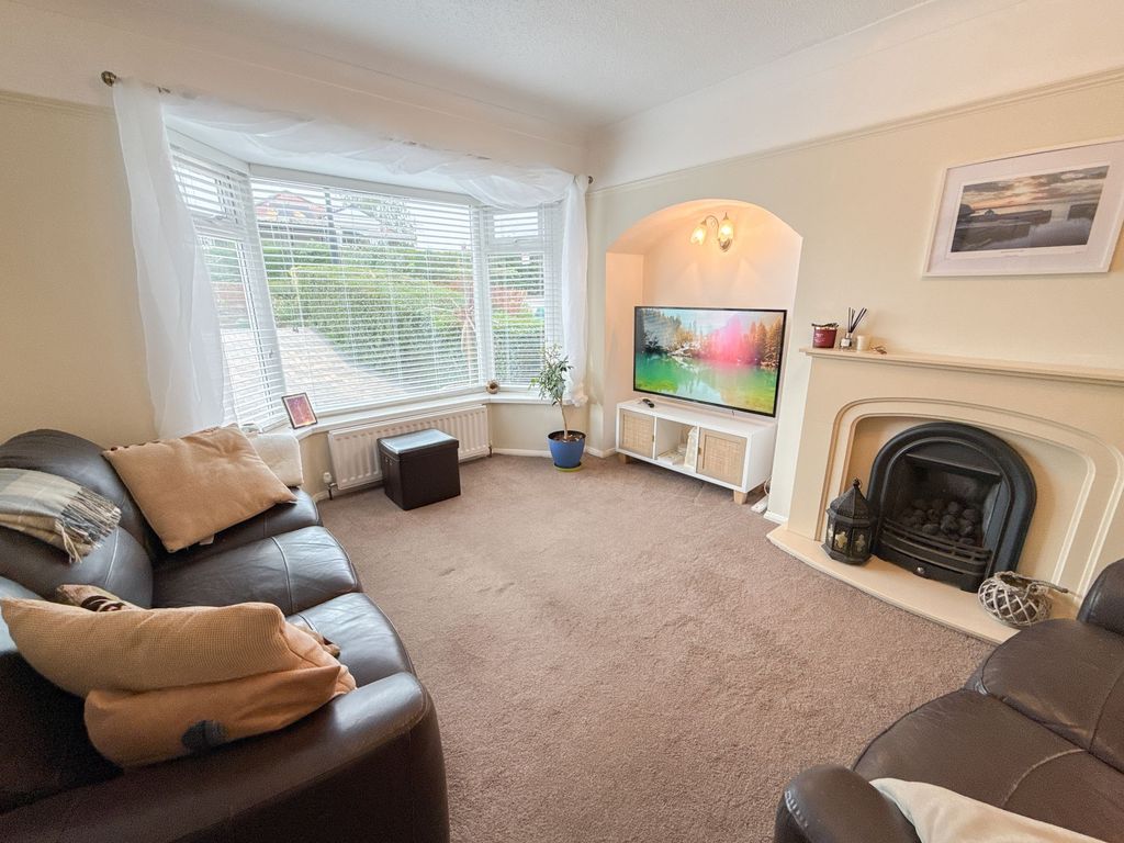 Property photo 3 of 12 Lounge