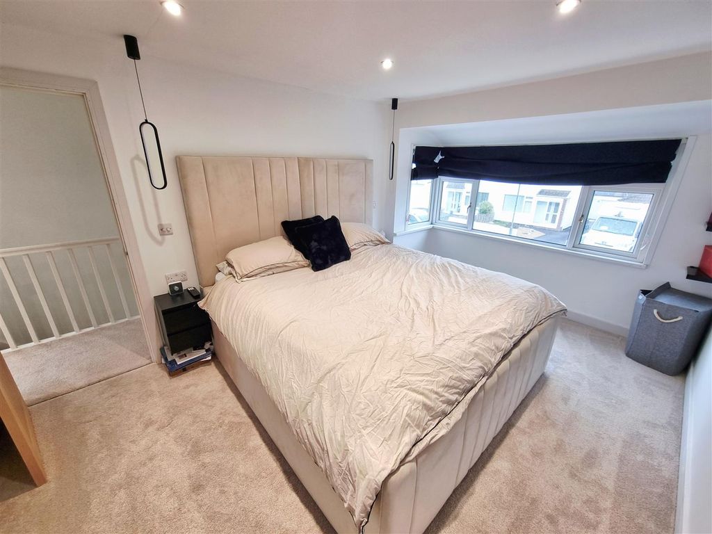 Property photo 3 of 14 Bed 1.Jpg