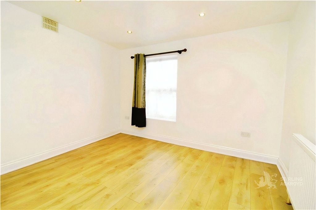 Property photo 3 of 9 Bedroom