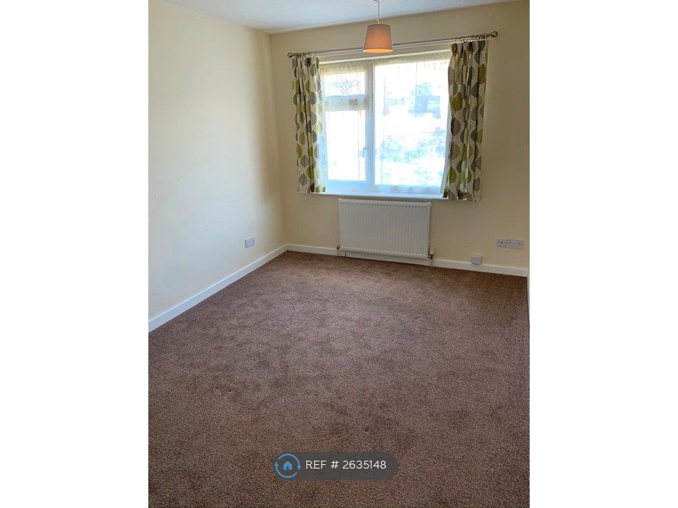 Property photo 3 of 8 Large Bedroom