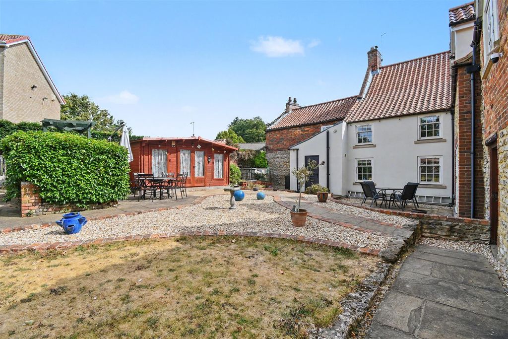 Property photo 2 of 72 Rear Garden
