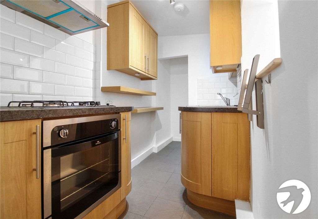 Property photo 3 of 11 Kitchen