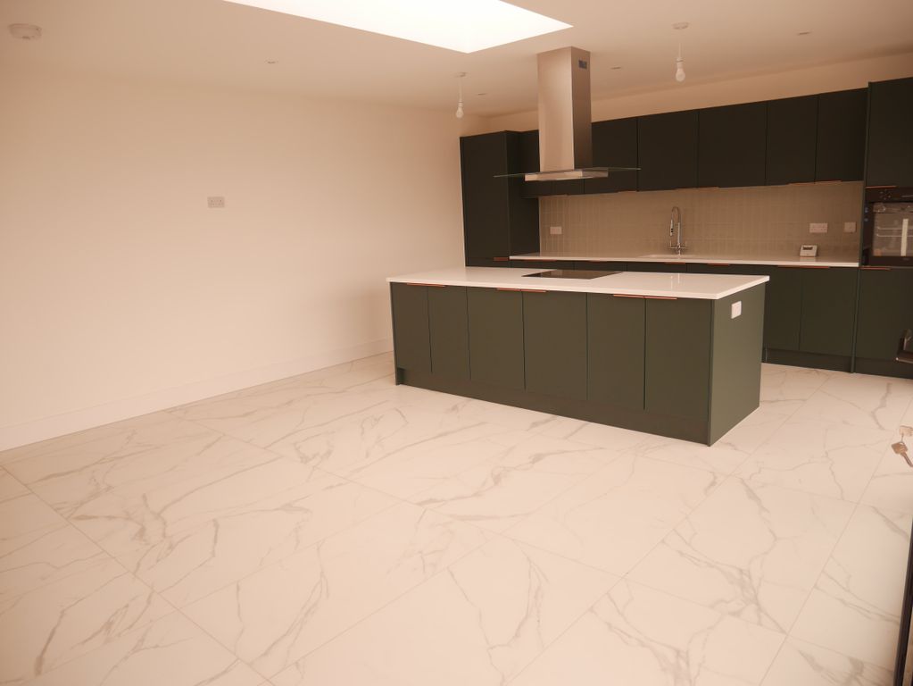 Property photo 3 of 20 Kitchen 3