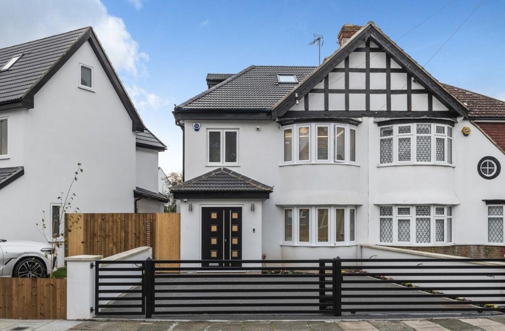 Property photo 1 of 18 External