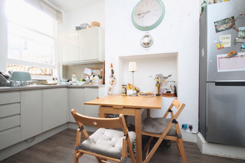 Property photo 3 of 7 Kitchen