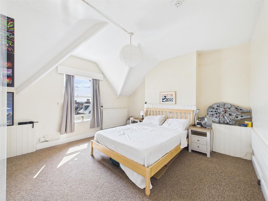 Property photo 3 of 19 5 - Manor Park Redlenad.Jpg