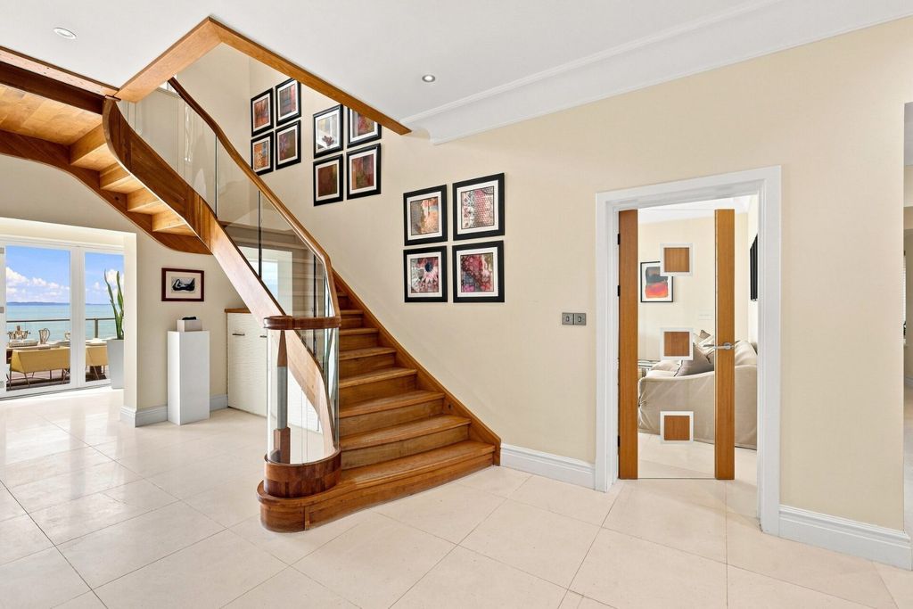 Property photo 3 of 25 Hall