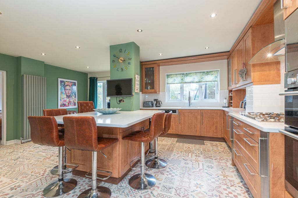 Property photo 3 of 49 31 - 5 Hartshead Court Wf15 8Fg