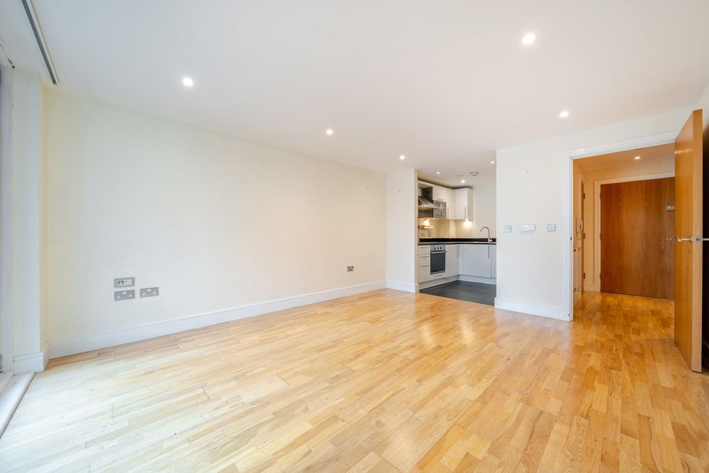 Property photo 2 of 18 1540076-8-1A17cd8...