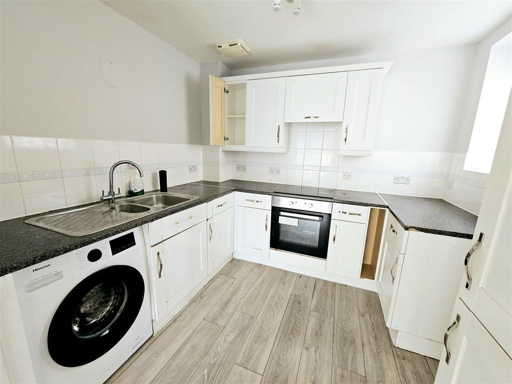 Property photo 3 of 8 Kitchen