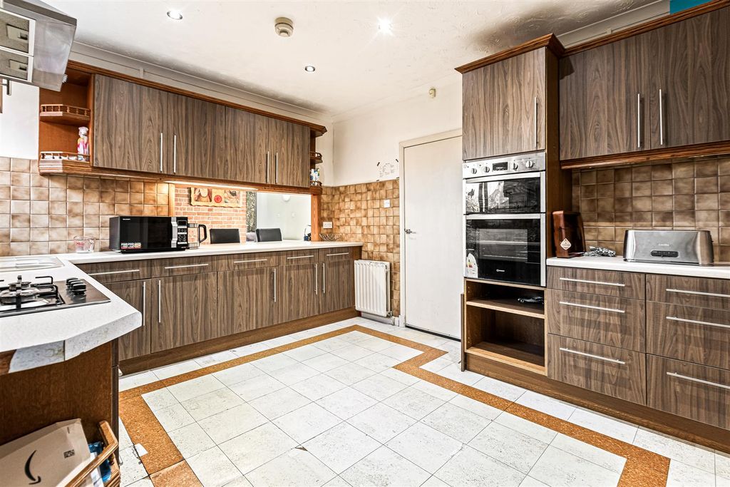 Property photo 3 of 29 Kitchen