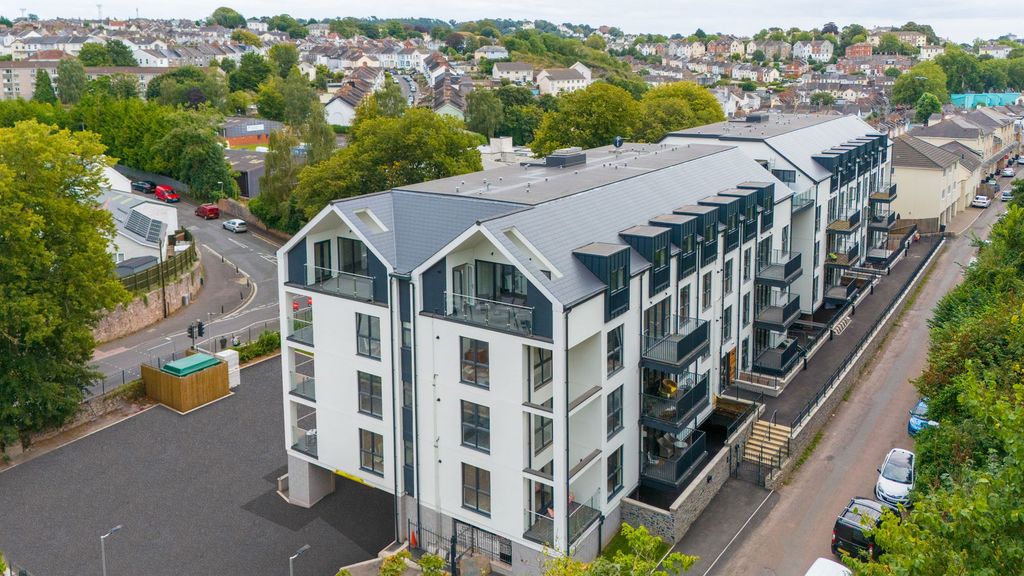 Property photo 2 of 10