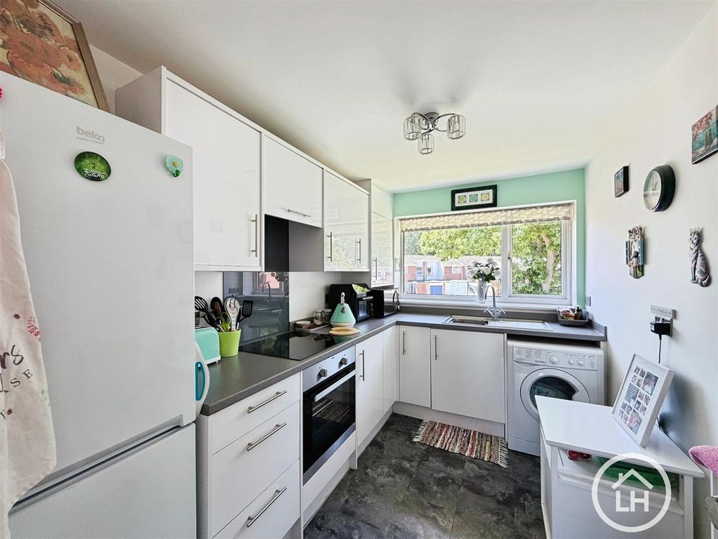 Property photo 3 of 6 Kitchen