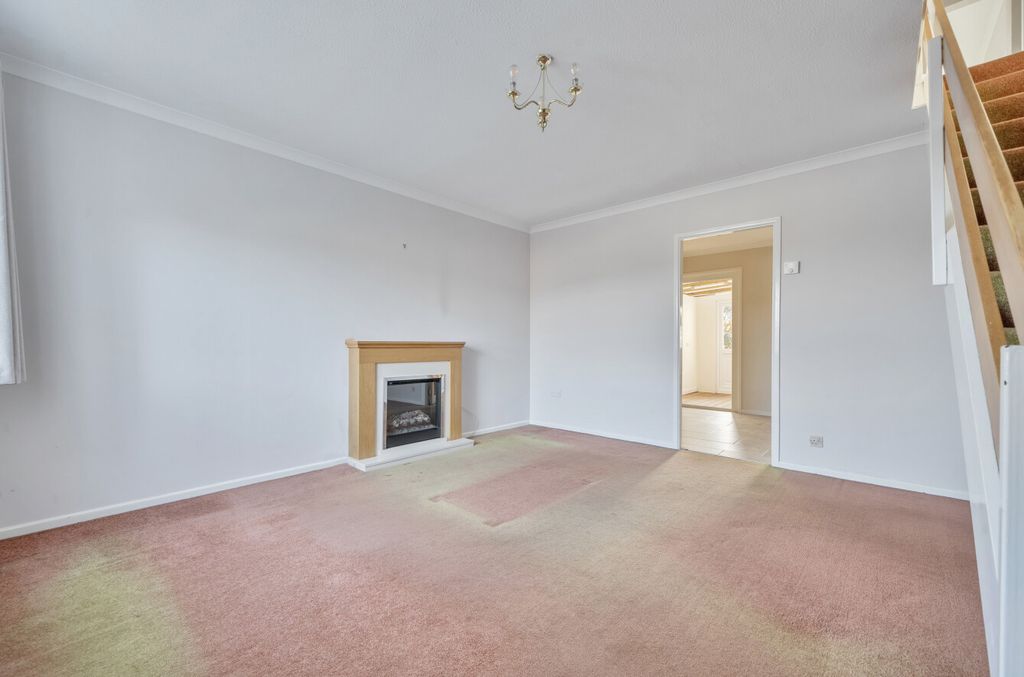 Property photo 2 of 16 1415756-12-698Efa...