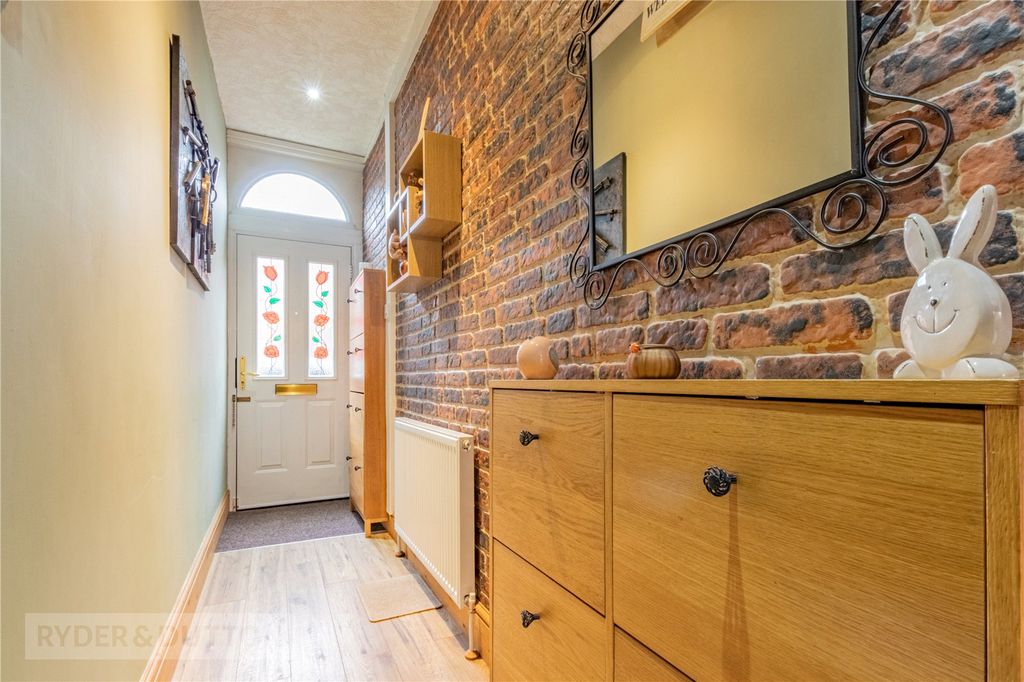 Property photo 3 of 21 Entrance Hallway