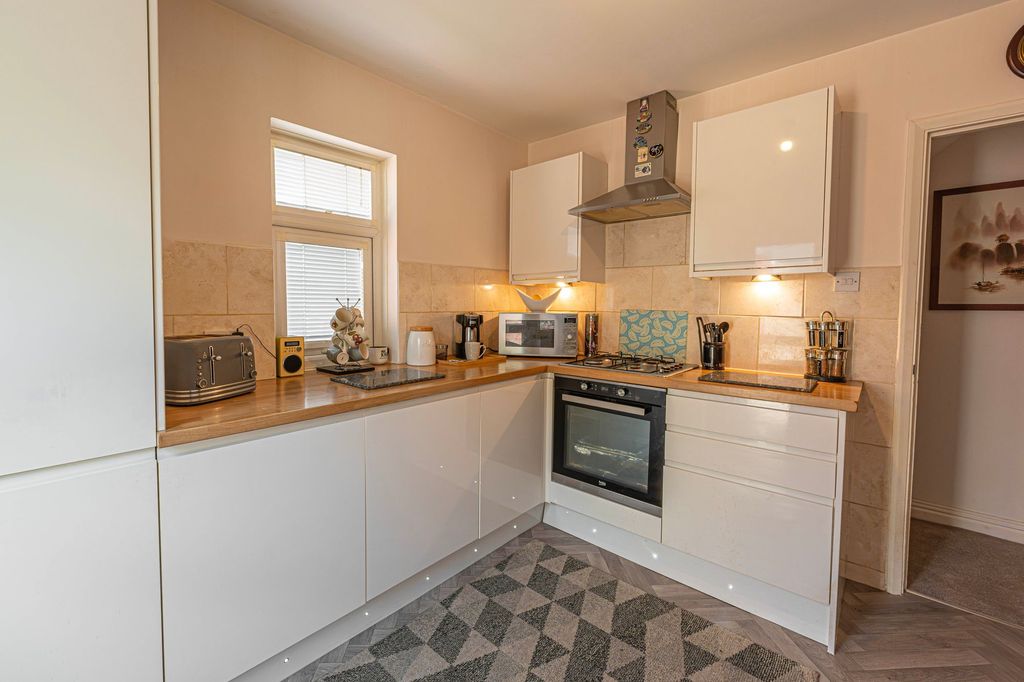 Property photo 2 of 32