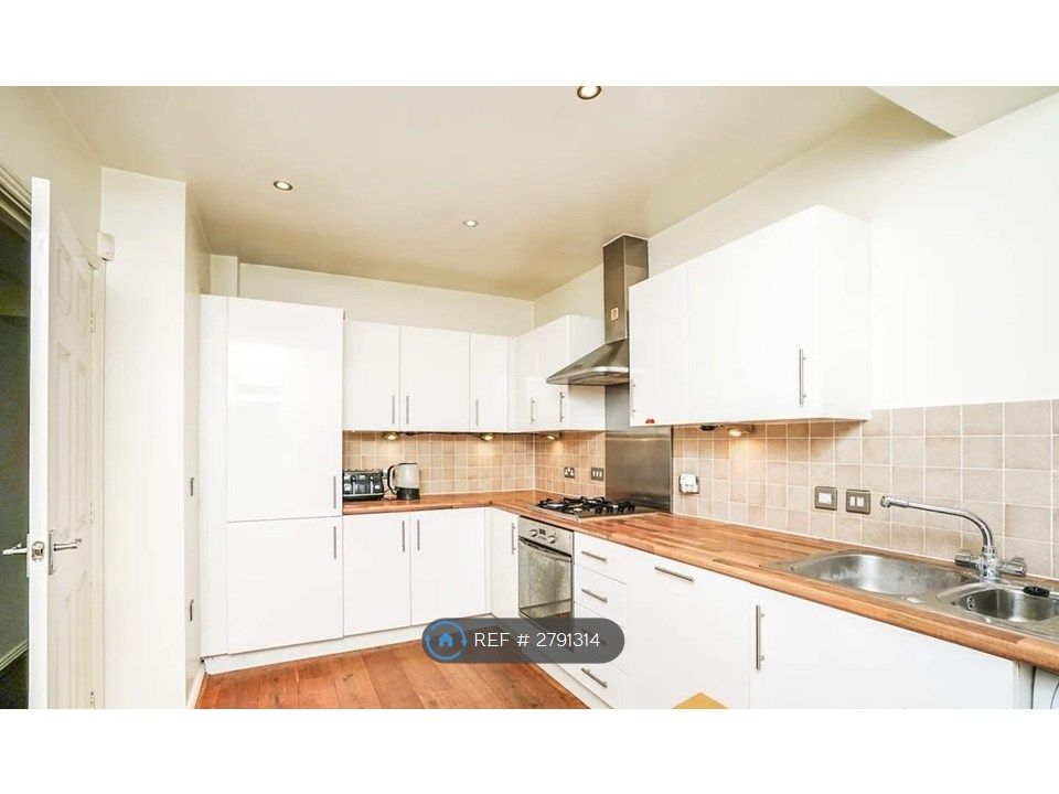 Property photo 2 of 7 Kitchen