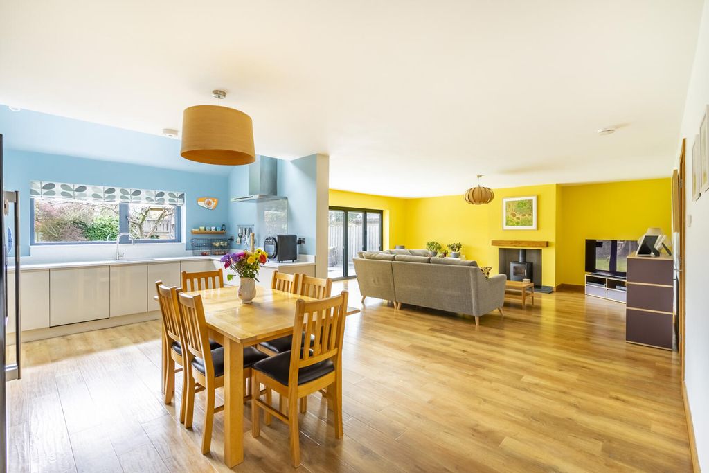 Property photo 2 of 25 Kitchen