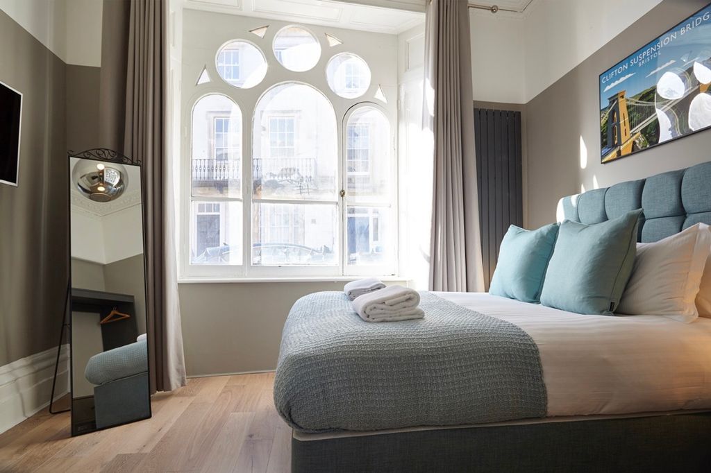 Property photo 2 of 6 A Bright And Clean Double Bedroom Featuring A Comf...