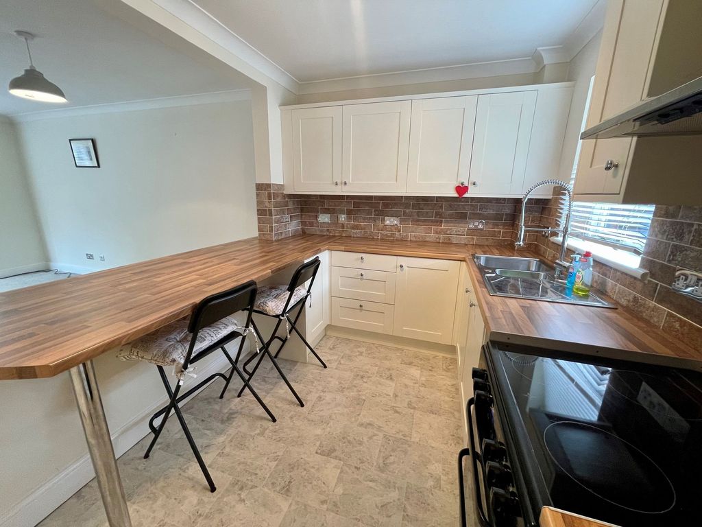 Property photo 3 of 11 Kitchen