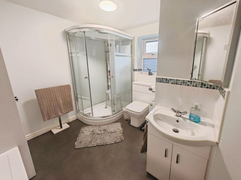 Property photo 3 of 11 Bathroom