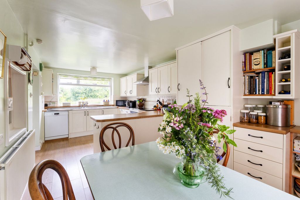 Property photo 3 of 19 24 Kitchen Breakfast