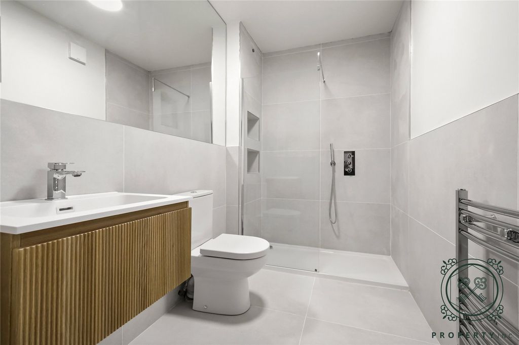 Property photo 3 of 14 Bathroom