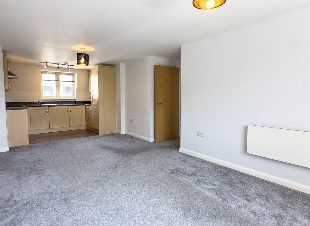 Property photo 3 of 9 Living Room/Kitchen