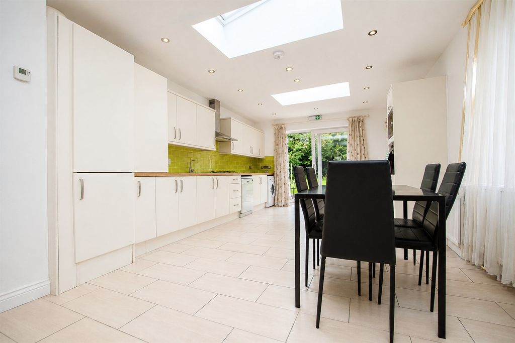 Property photo 3 of 11 Approach