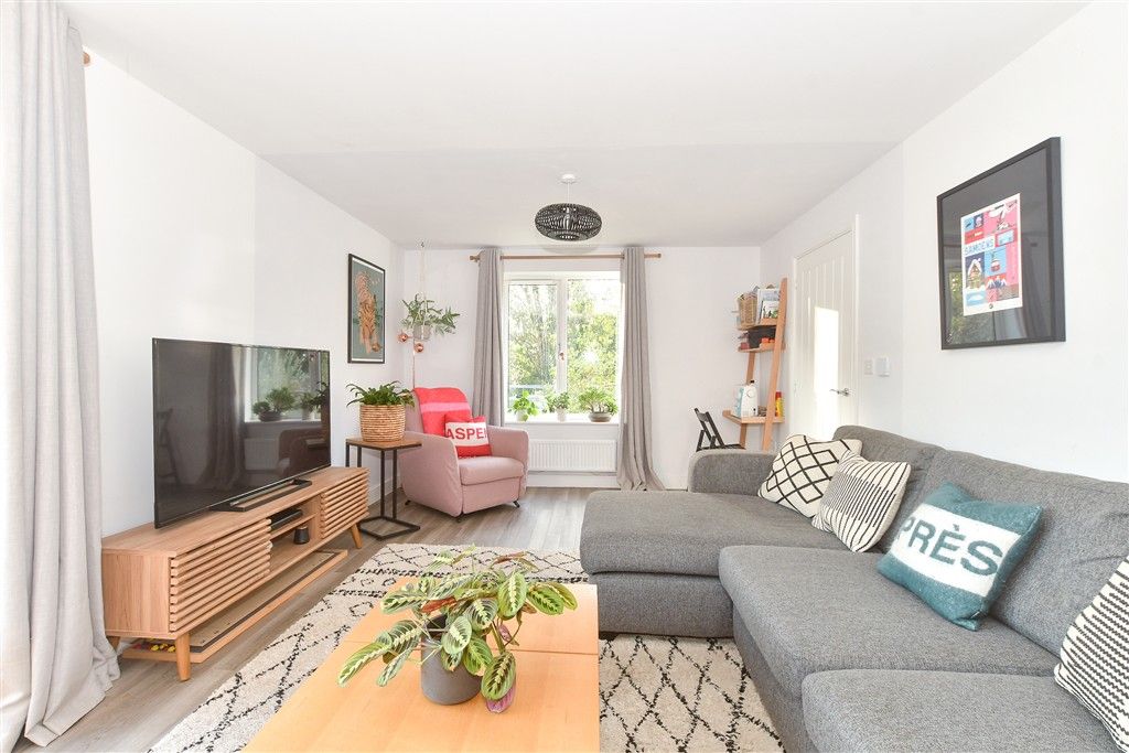 Property photo 1 of 18 Lounge