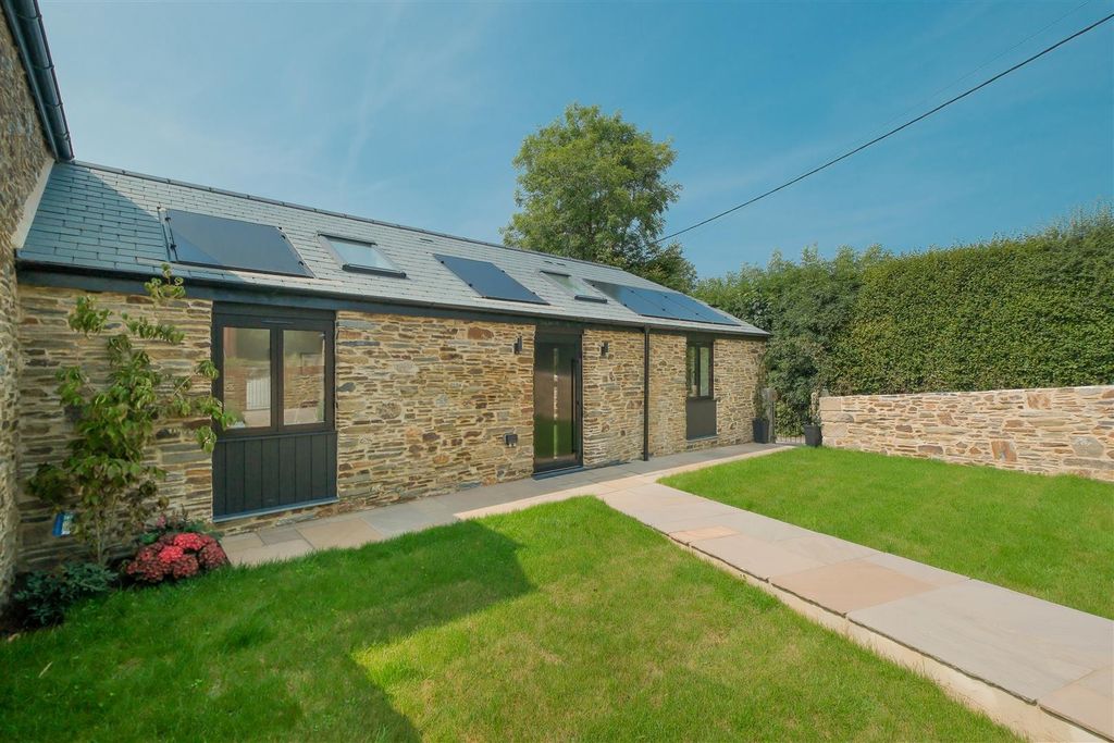 Property photo 1 of 28 Parry Pengover Outside-2.Jpg