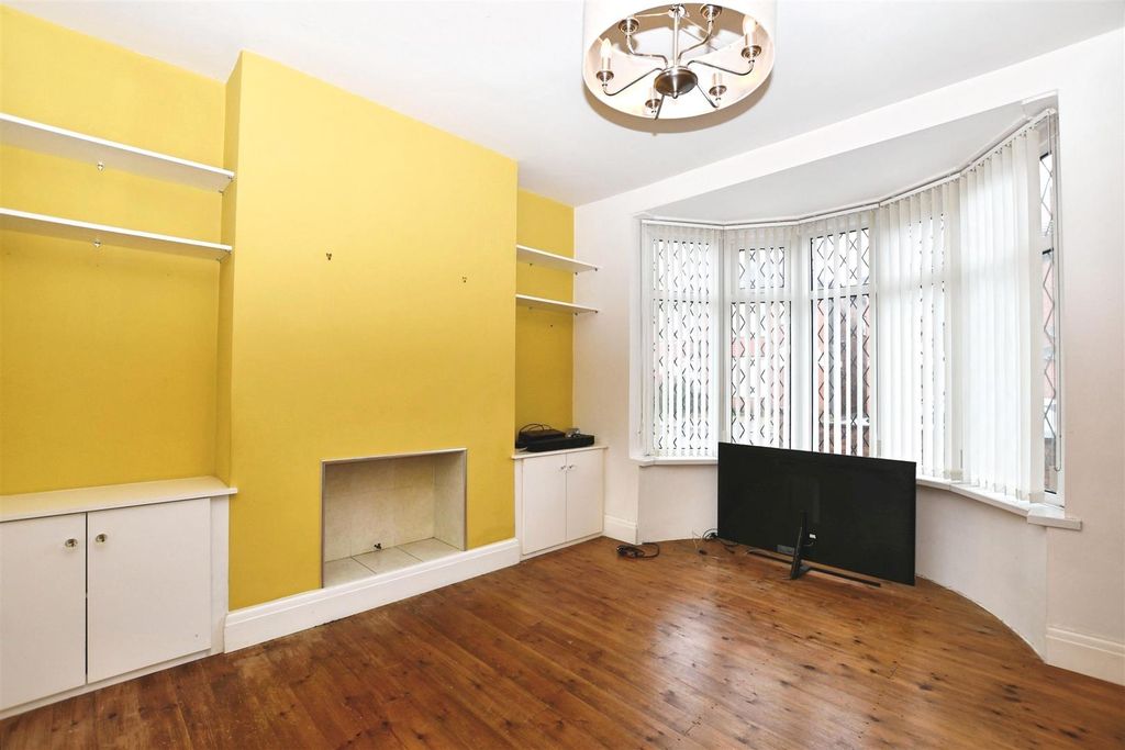 Property photo 3 of 21 Lounge