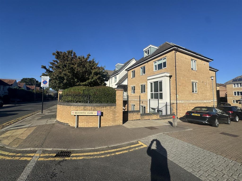 Property photo 1 of 12 Drapers Road En2