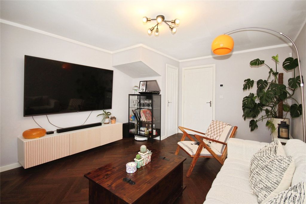 Property photo 3 of 17 Lounge