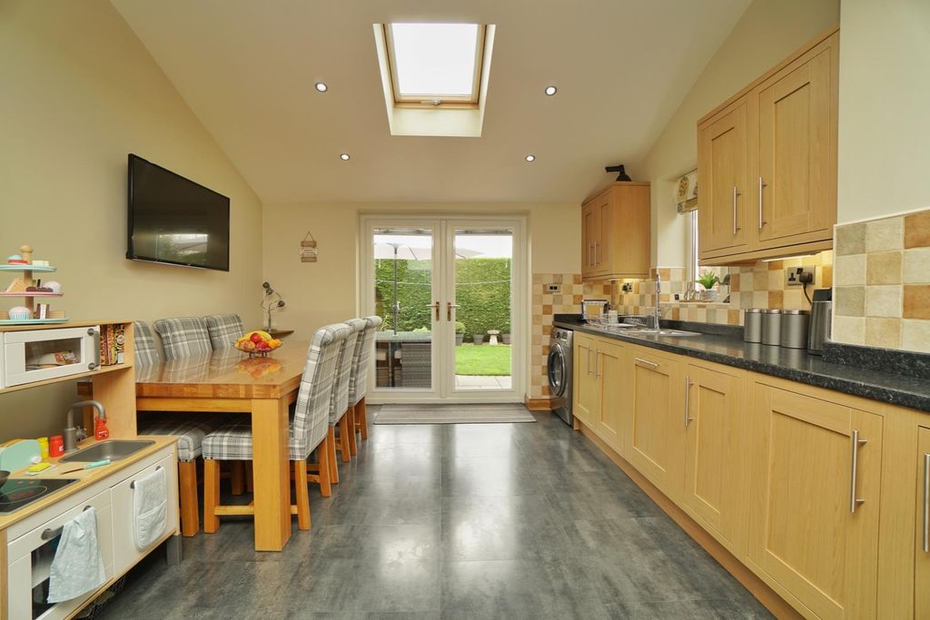 Property photo 1 of 15 Dining Kitchen