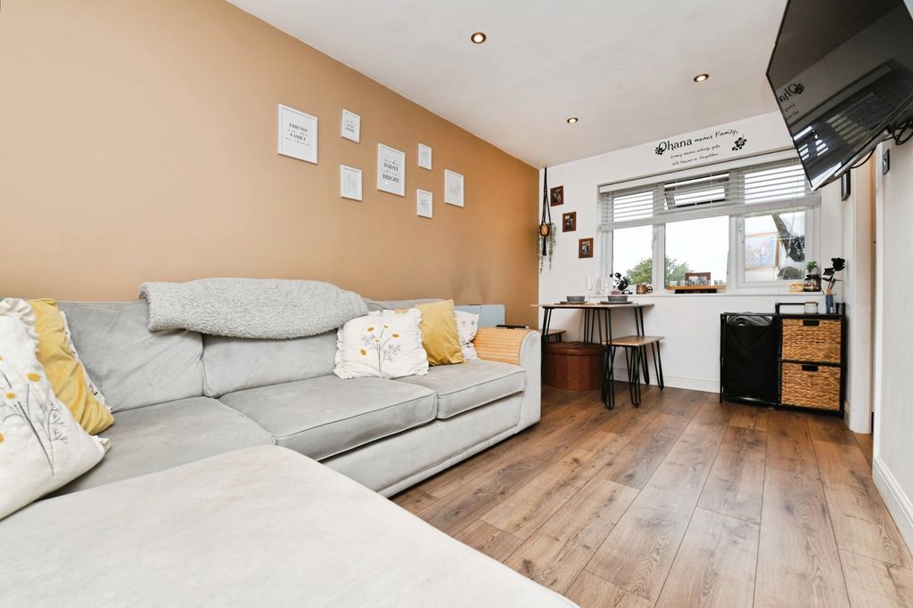 Property photo 3 of 12 Lounge